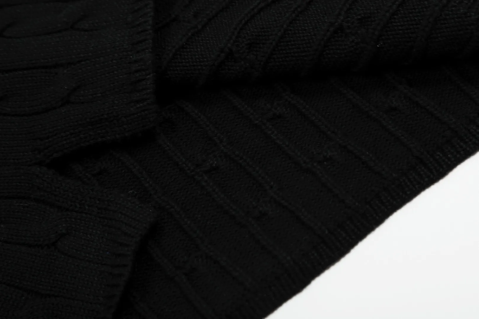P166 💰 "Top quality" Style number: DS023# (not off the shelves all year round) [Ralph Lauren POLO lapel solid color pony embroidered logo knitted vest short sleeves] ✅Ralph Lauren Ralph Lauren classic basic versatile all-season cardigan knitted POLO vest vest short sleeves ✅Main supplier platform live broadcast Wholesale entity Replacement when out of stock Not off the shelf ✅ZP quality 1:1 version Scan the code to enter the GF website Counter quality ✅Details and quality are the only one in Guangzhou. Imported quality cotton yarn, focusing on high-end, cost-effective. Needless to say good quality. ✅Restore the original version. The maximum size can be worn up to 150 pounds. Loose, comfortable and stress-free. Olive green, denim blue, Chinese red
